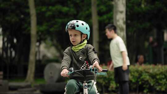 小孩骑单车