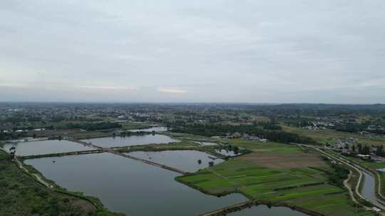 四川盆地九月河道田野平原样貌