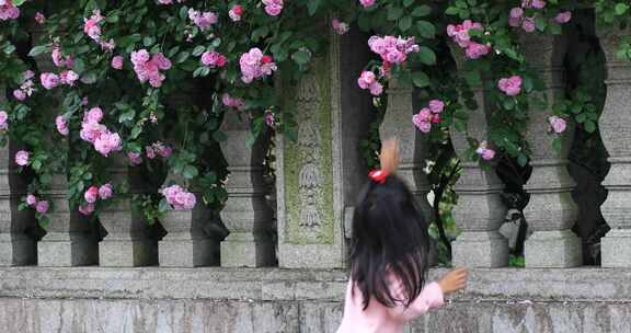 孩子赏花摸花高档社区别墅小区蔷薇花墙花海