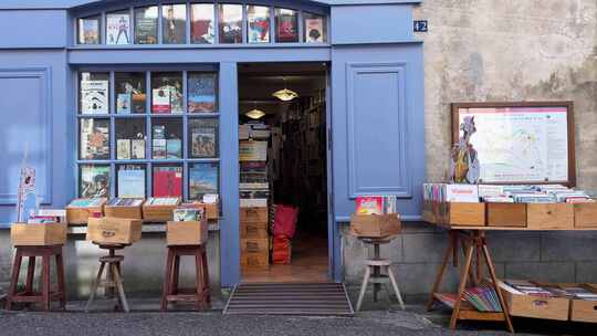 蓝色门头的法国二手书店，门外陈列里很多书视频素材模板下载