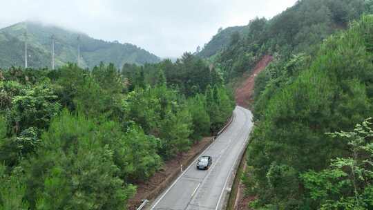 航拍广西山区山中公路车辆大瑶山深处圣堂山