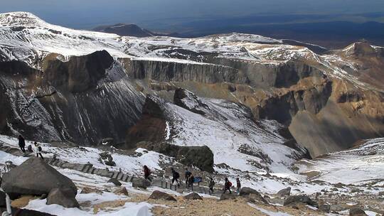 长白山山巅登山的游人