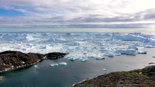 蓝海冰岛白色冰山。