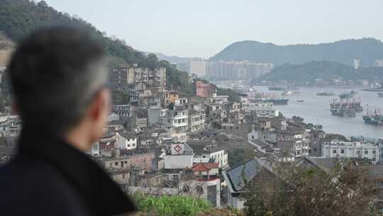 中年男性背影与象山石浦镇房子渔船海景