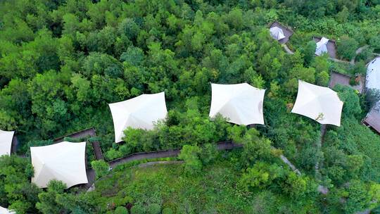 4K航拍俯拍山林里的露营帐篷
