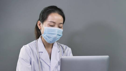 亚洲中国人女性女医生记录病情工作场景