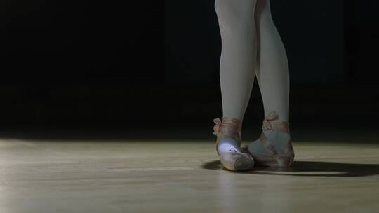 专业芭蕾舞者训练练习舞蹈踮起脚尖优美舞姿视频素材模板下载