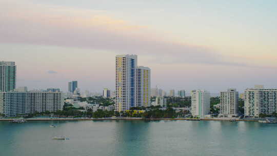 迈阿密船只和建筑物的鸟瞰图