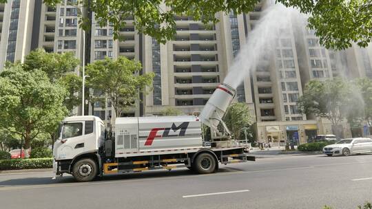 实拍杭州城市夏日高温下喷雾洒水车