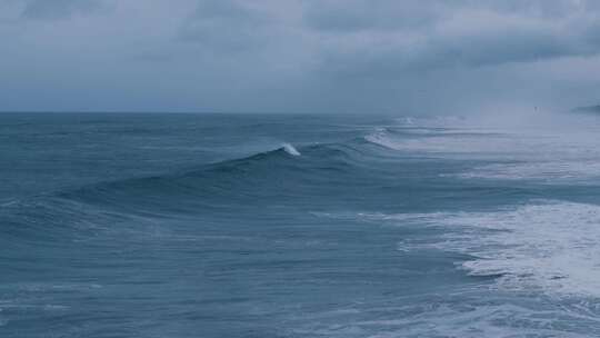 海洋深处的汹涌波浪