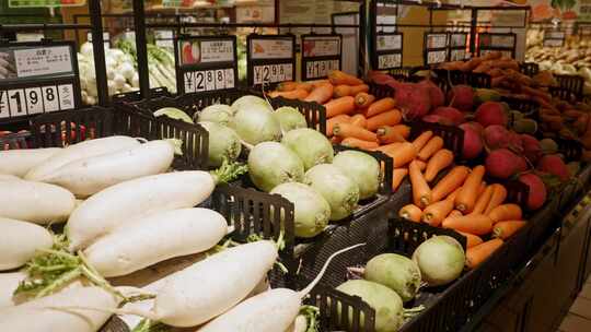 生鲜超市的货架上的新鲜蔬菜视频素材模板下载