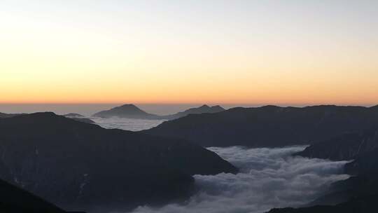 云海日出下的连绵群山风景