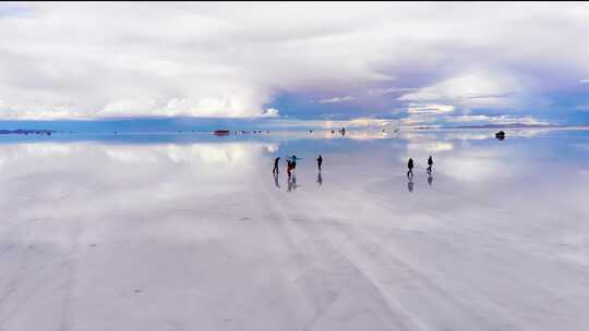 水面冰面镜面玩耍旅行的人