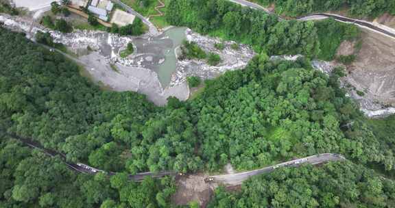 雨季泥水流塌方路段工程车抢修