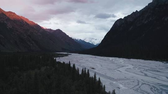 中国新疆伊犁夏特古道风景