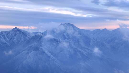 云雾缥缈下的雪山