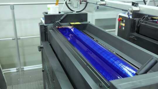 印刷厂里印刷机的油膜滚轮2视频素材模板下载