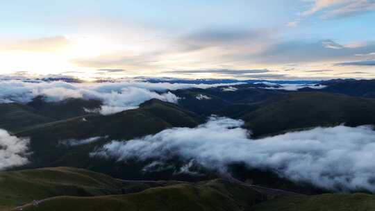 黎明航拍四川西部色达县高山云海朝霞景观