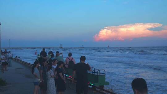 海边的人们欣赏着海景