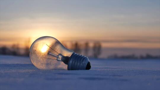 雪地里的灯泡