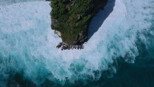 俯瞰海浪冲击海岸悬崖及海洋白色泡沫