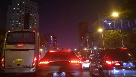 城市夜晚开车第一视角-车流快速穿梭