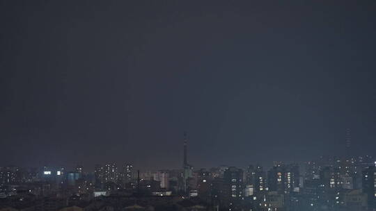 城市打雷闪电夜景下雨视频