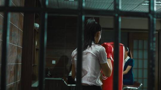 健身房拳击房女生在打拳