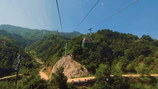 第一视角：缆车上运行在苍翠高山的索道之上视频素材模板下载