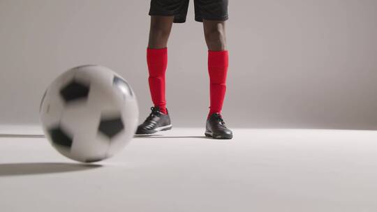 足球运动员在室内踢足球的特写镜头