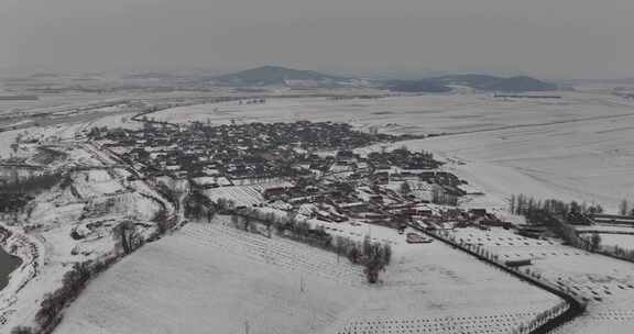 冬日俯瞰被白雪覆盖的村庄全景