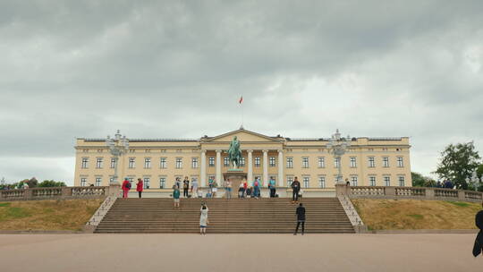奥斯陆皇家宫殿旁的游客