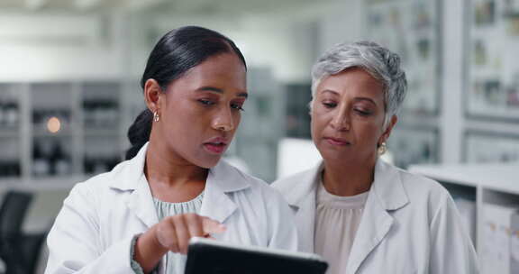 科学、研究和女性使用平板电脑在医学研究、