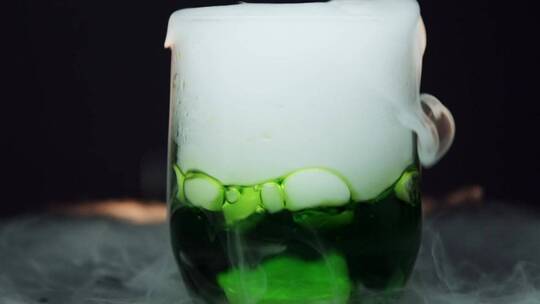 一杯绿色液体中的干冰