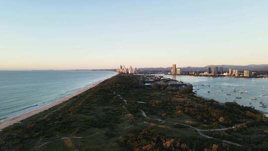 沿海自然公园将船港和海岸线与城市天际线分开