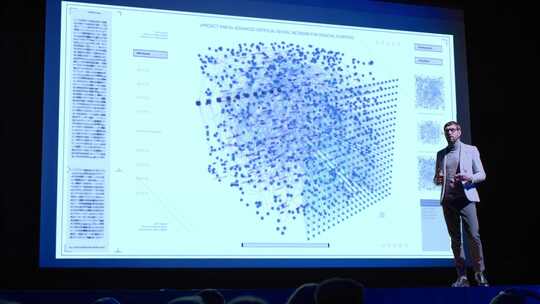 演讲者展示新的软件神经网络人工智能