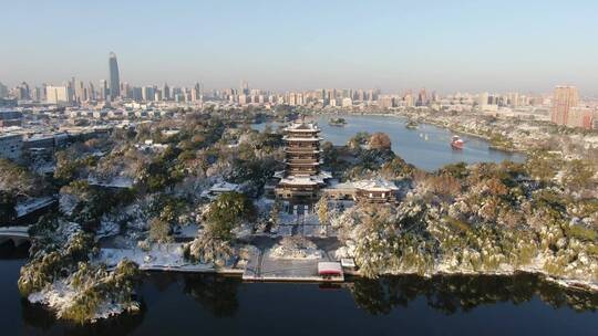 航拍山东济南大明湖5A景区冬天雪景