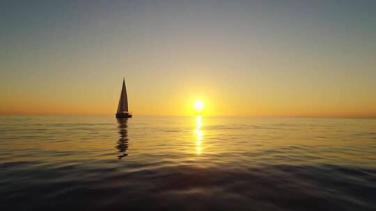 日落海面行驶的帆船视频素材模板下载