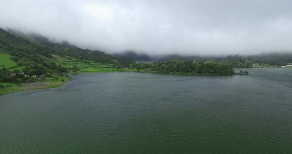 树，山，村庄，湖