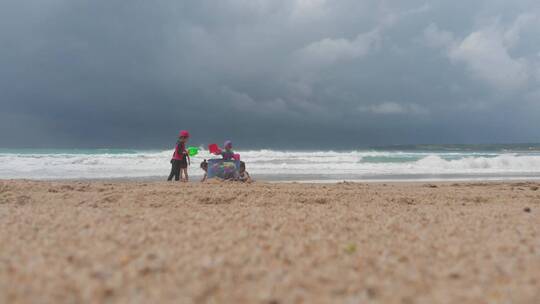 海边沙滩小孩玩耍视频素材模板下载