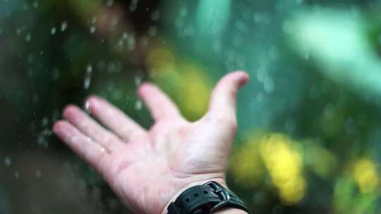 男子伸手淋雨被打湿 感受自然 伤感