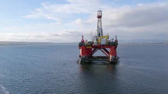 航拍海上石油钻井平台