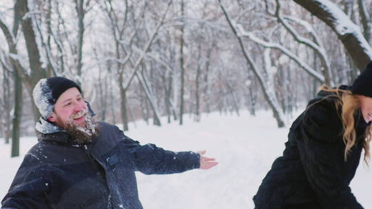 情侣在雪地里打雪仗