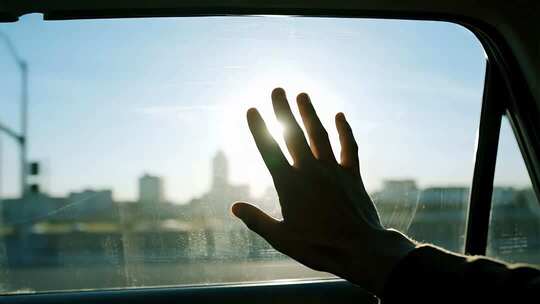 手触摸阳光希望概念励志视频