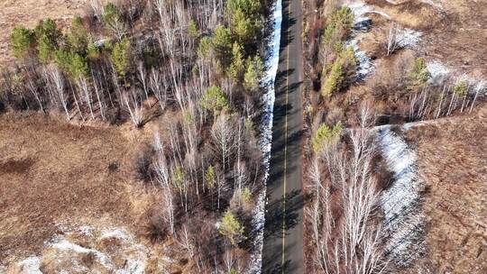 大兴安岭雪后树林山间公路