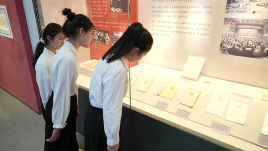 少女参观法律文献展览