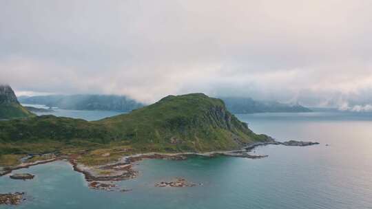 海上天线附近山上的低云和雾