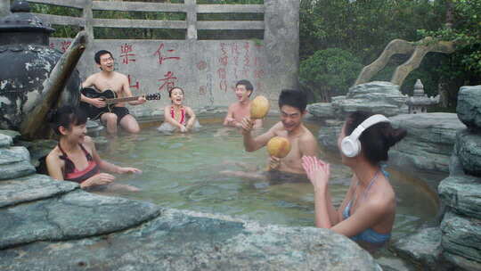 温泉中欢聚，音乐与放松的时光