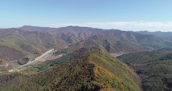 秋季山区枫红柞黄景色