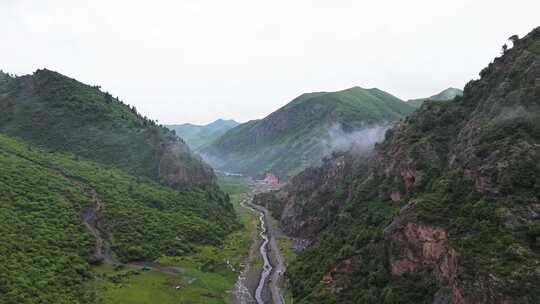 阿坝甘南风光草原石山地貌云海美丽环境航拍